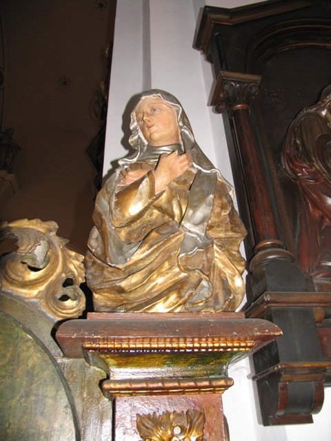 Figura Matki Bożej Uczennicy Pańskiej /zasłuchanej w słowo Syna/ z wejścia ambony