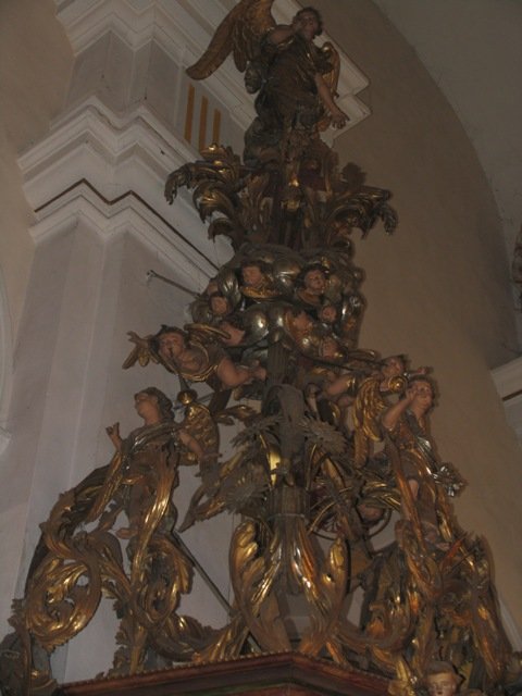 Finezyjny barokowy baldachim z wyrzeźbionym chórem aniołów oraz rzeźbioną aranżacją słonecznikową