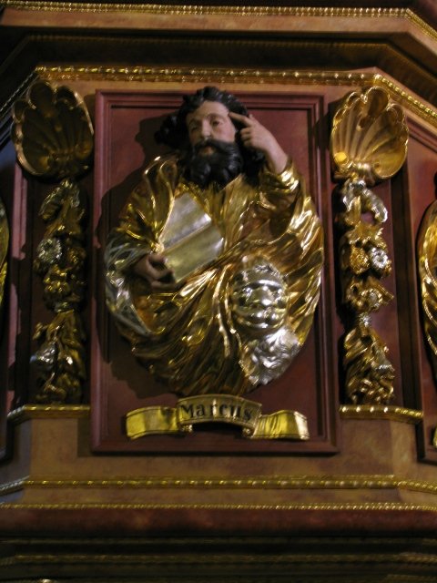 Odrestaurowane barokowe płaskorzeźby ewangelistów z kosza ambony